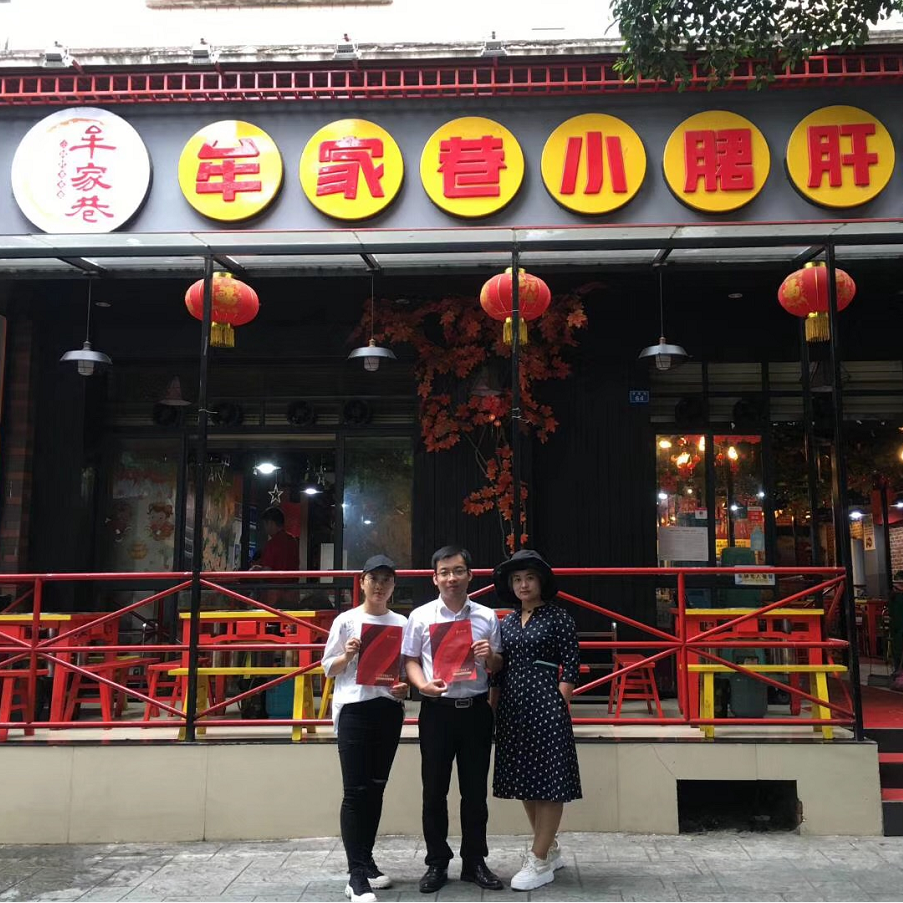 河北承德張總簽約重慶火鍋底料批發和免費培訓合作